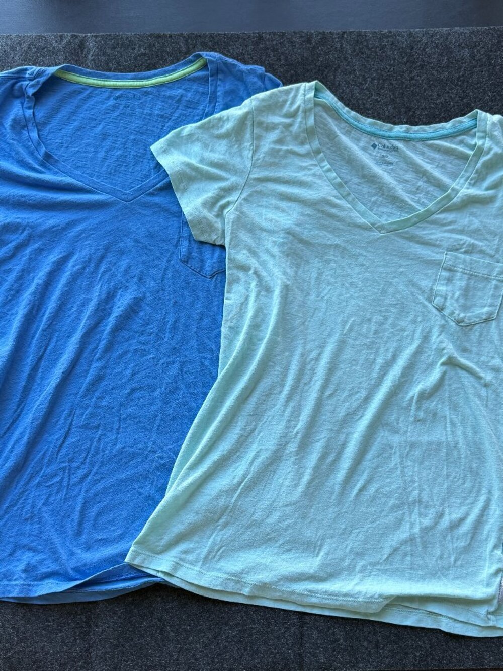 Columbia women’s v-neck tee bundle (2) size small